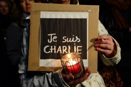 Un cartellone durante una manifestazione contro l'attentato a Charlie Hebdo