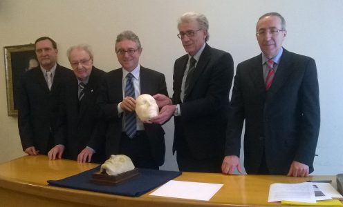 Nella foto un momento della consegna della maschera di Vincenzo Bellini. Sono presenti l'assessore alla Cultura Orazio Licandro, il direttore generale dell'Università di Catania, Federico Portoghese, il professore Massimo Oliveri ordinario di Disegno Tecnico Industriale e il professore Antonio Marcellino, docente di Storia della Musica presso l'Istituto Superiore di Studi Musicali "Vincenzo Bellini" di Catania, il maestro Domenico De meo, studioso di Vincenzo Bellini