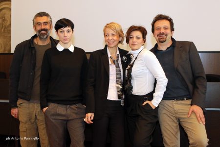 Nella foto il regista de L'indecenza, Gianpiero Borgia (il primo da destra), il cast (David Coco, Valeria Contadino e Elena Cotugno) e al centro Elvira Seminara (foto di Antonio Parrinello)