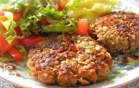 Polpette di tofu e seitan, molto usati nella cucina vegana